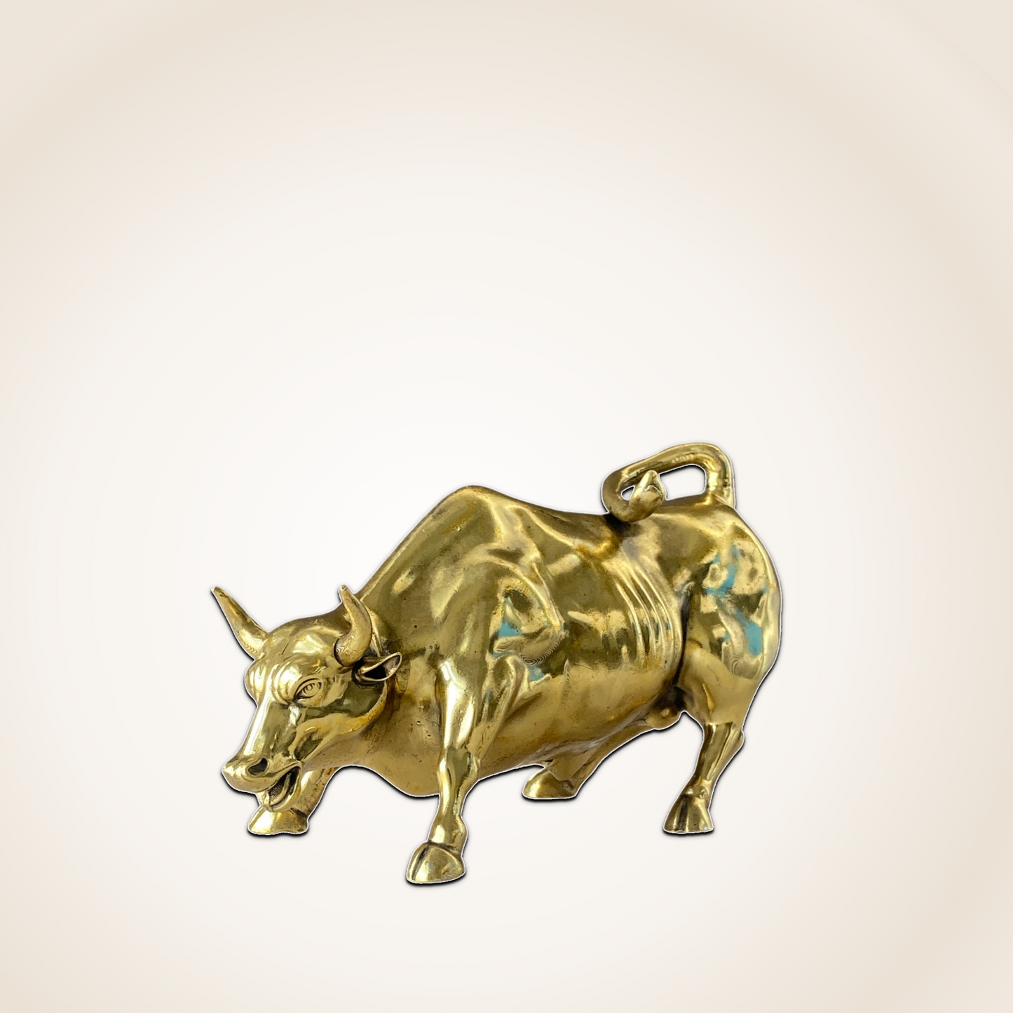Elegant Brass Bull Idol – A Symbol of Confidence & Success
