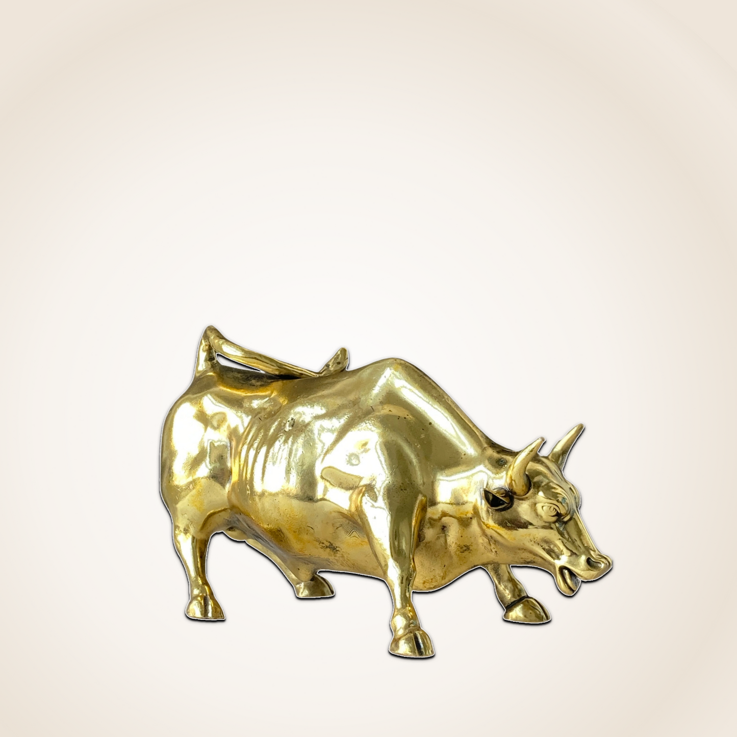 Elegant Brass Bull Idol – A Symbol of Confidence & Success